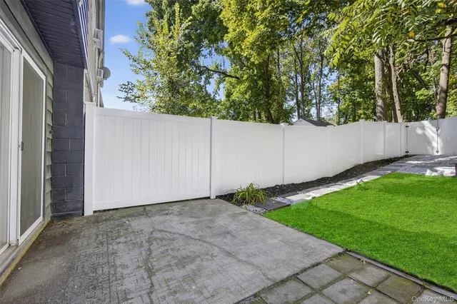 a view of a back yard