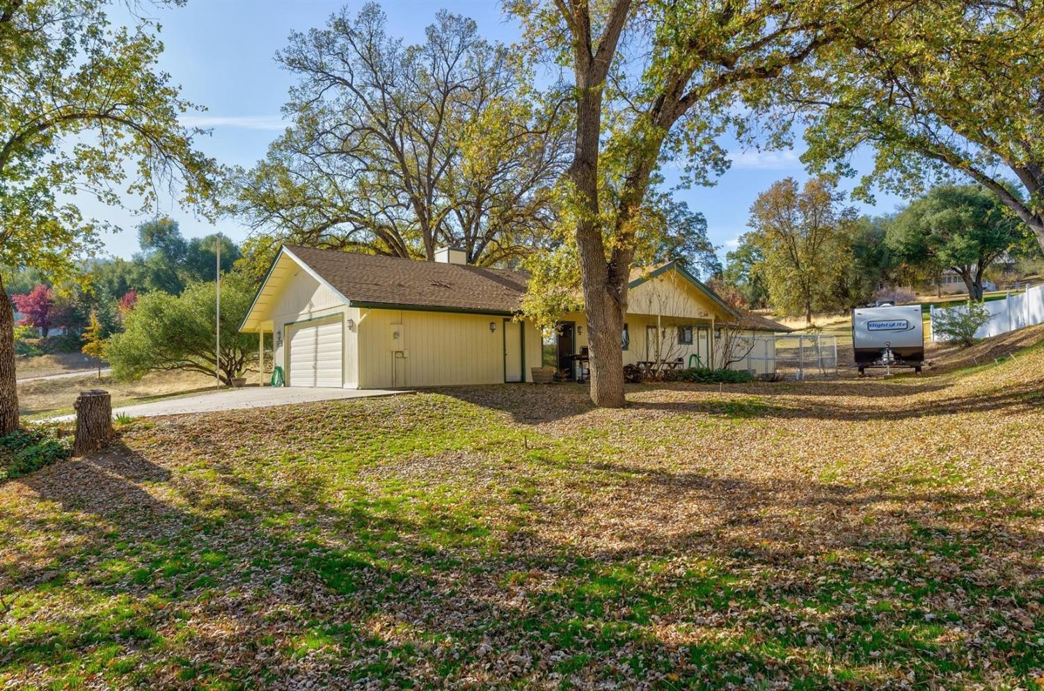 40410 Goldside Drive Oakhurst, CA 93644 - Photo 22 of 24 a house view with a garden space