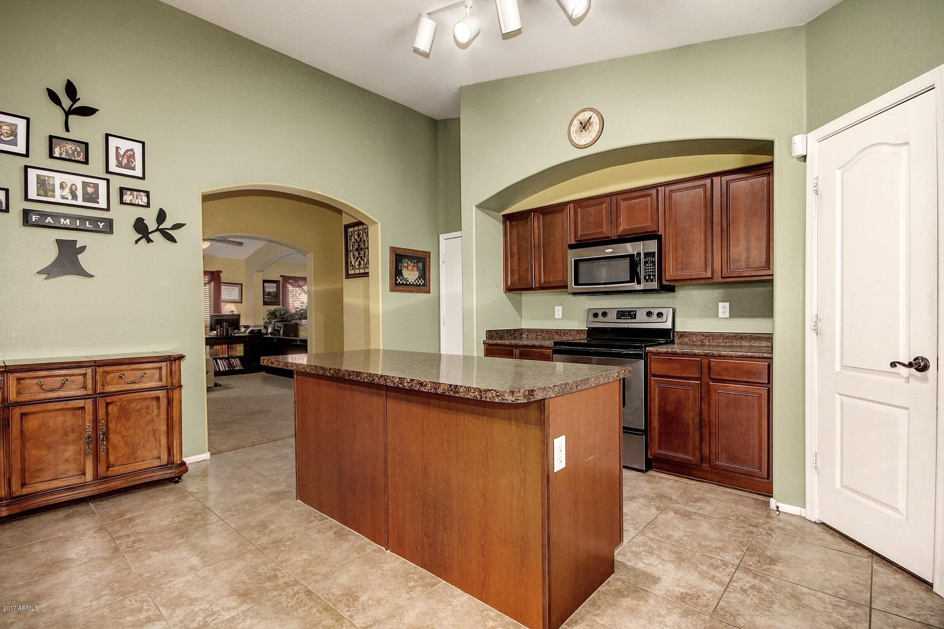 17605 West Bloomfield Road Surprise, AZ 85388 - Photo 7 of 36 WONDERFUL ISLAND KITCHEN