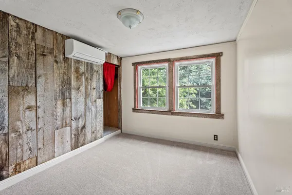 a view of entryway with window