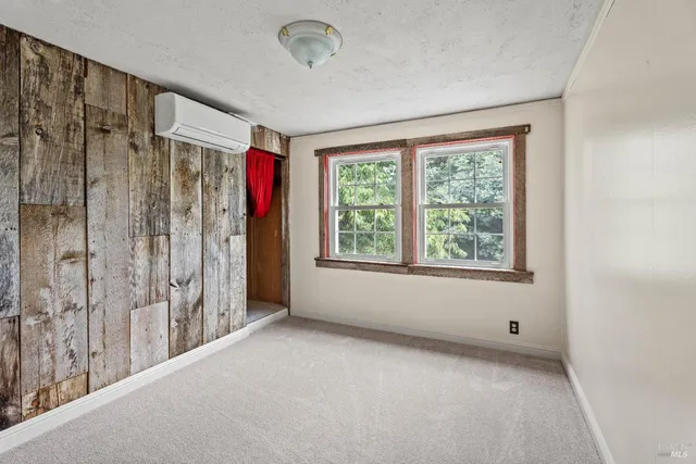 a view of entryway with window