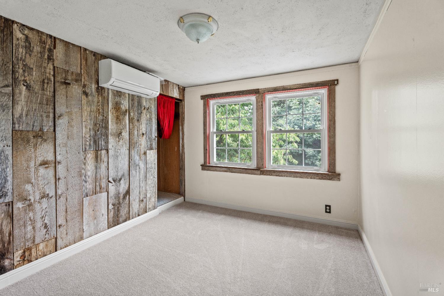 84 School Street Willits, CA 95490 - Photo 22 of 37 a view of entryway with window