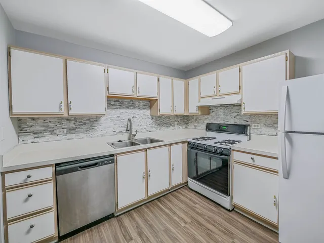 $199,900 | 249 West Whispering Oaks Lane, Round Lake, IL 60073