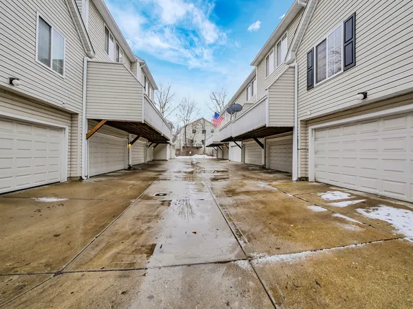 $199,900 | 249 West Whispering Oaks Lane, Round Lake, IL 60073