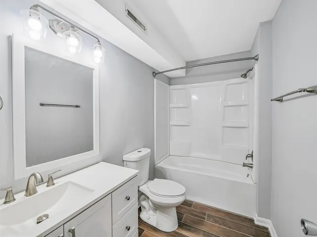 $199,900 | 249 West Whispering Oaks Lane, Round Lake, IL 60073