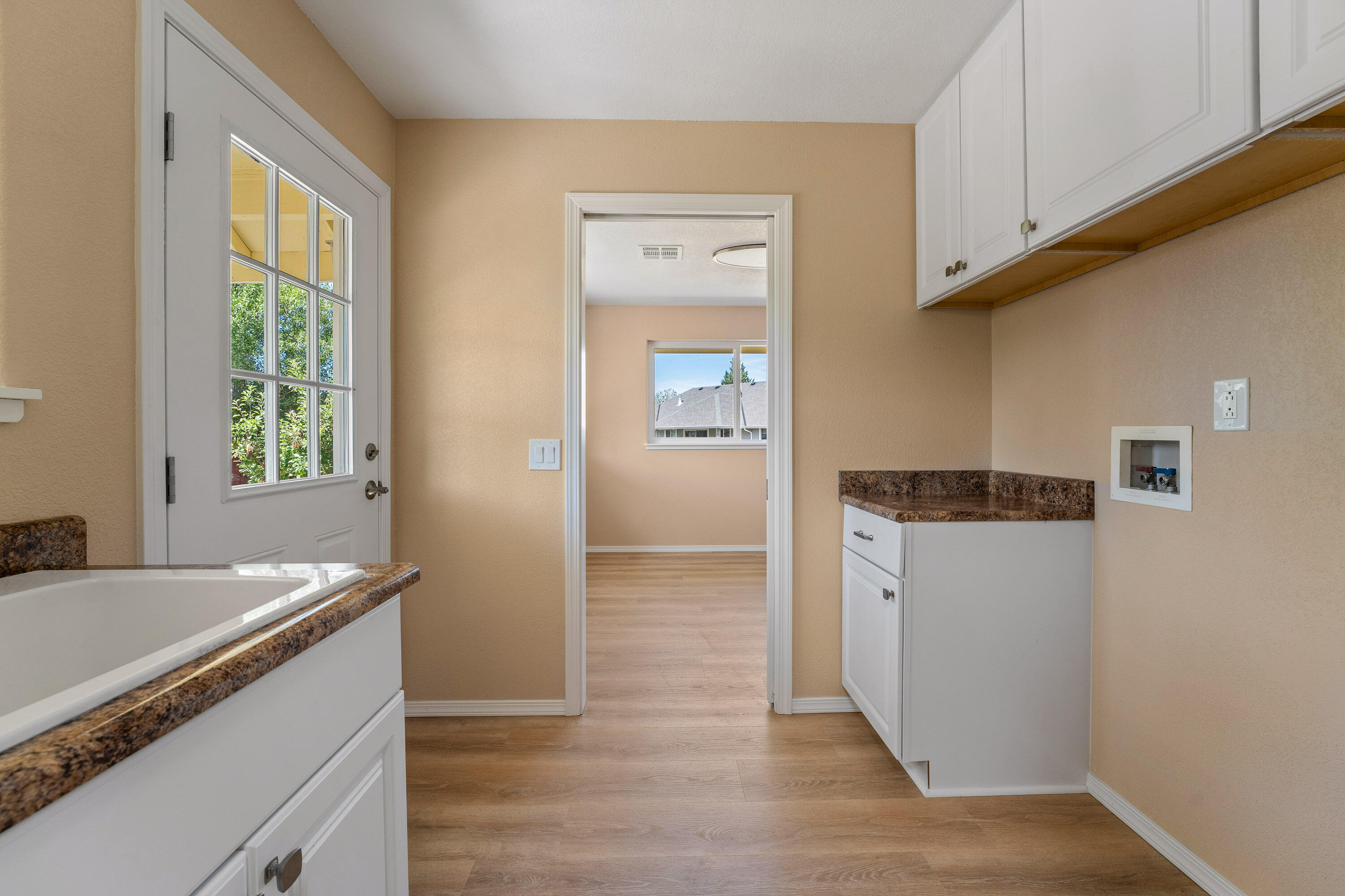1692 Leonard Road Grants Pass, OR 97527 - Photo 27 of 36 Laundry