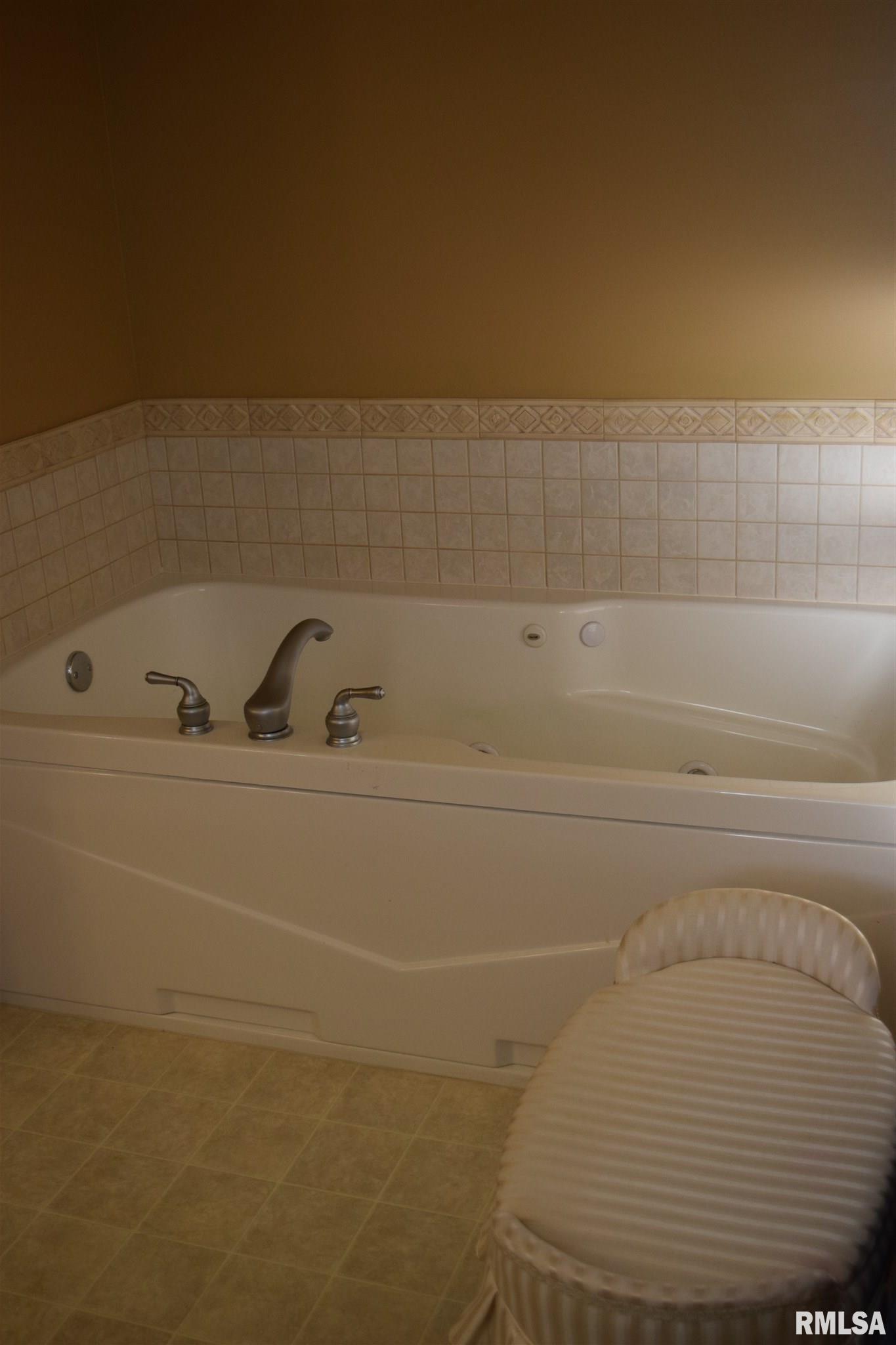 16 Drake Road Jacksonville, IL 62650 - Photo 32 of 49