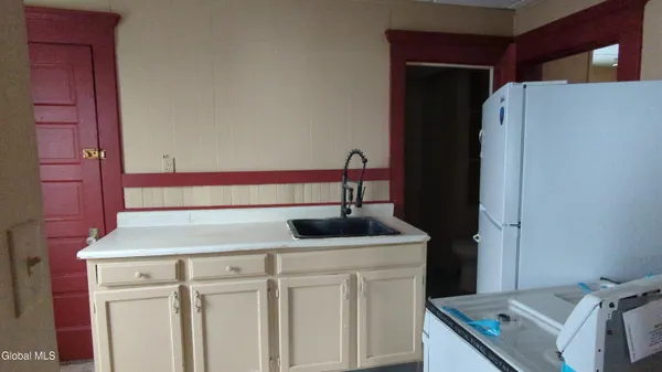 $1,400 | 75 Park Street, Gloversville, NY 12078