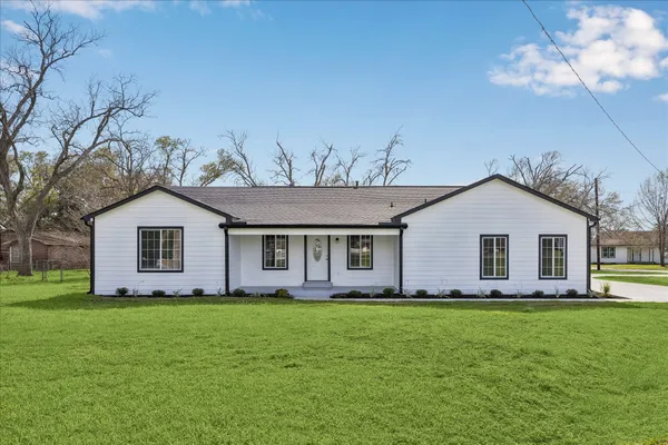 $379,000 | 1337 South Circle Street, Sealy, TX 77474