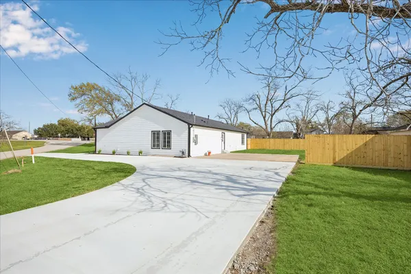 $379,000 | 1337 South Circle Street, Sealy, TX 77474