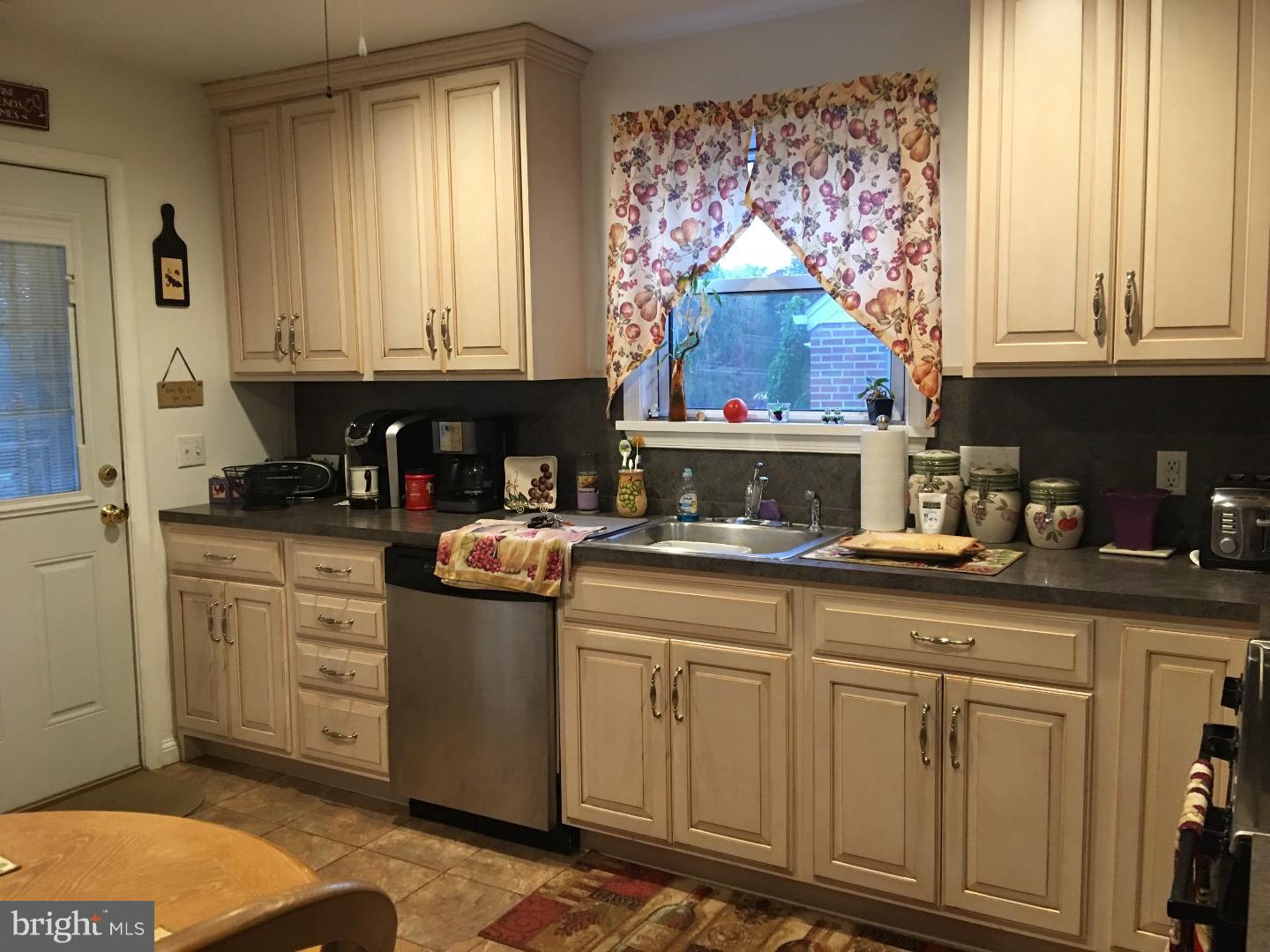 31 South Malin Road Broomall, PA 19008 - Photo 6 of 17 Gallery Image 6