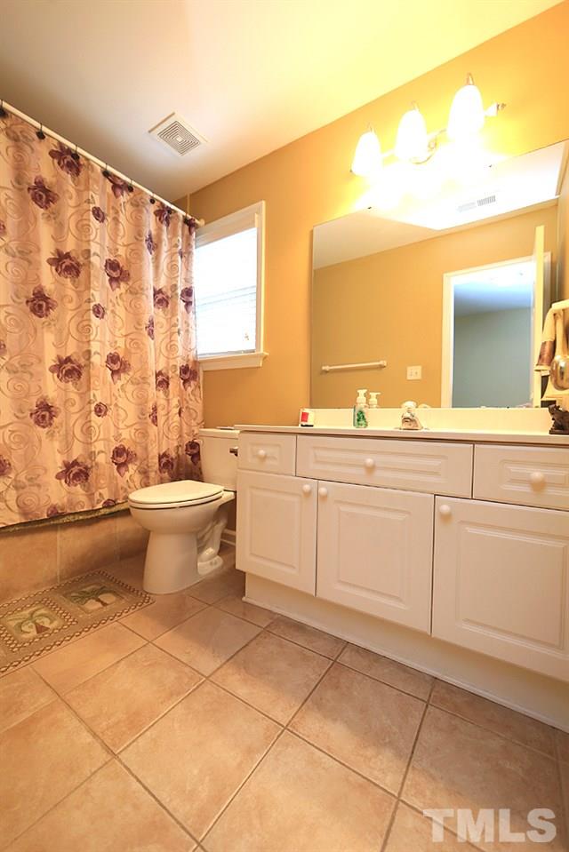 10400 Shadowlawn Drive Raleigh, NC 27614 - Photo 17 of 29 Upstairs hall bath with garden tub. spacious