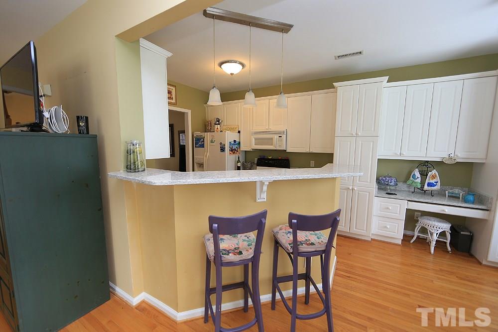 10400 Shadowlawn Drive Raleigh, NC 27614 - Photo 9 of 29 The kitchen and breakfast flow to the family room and dining room Excellent entertaining