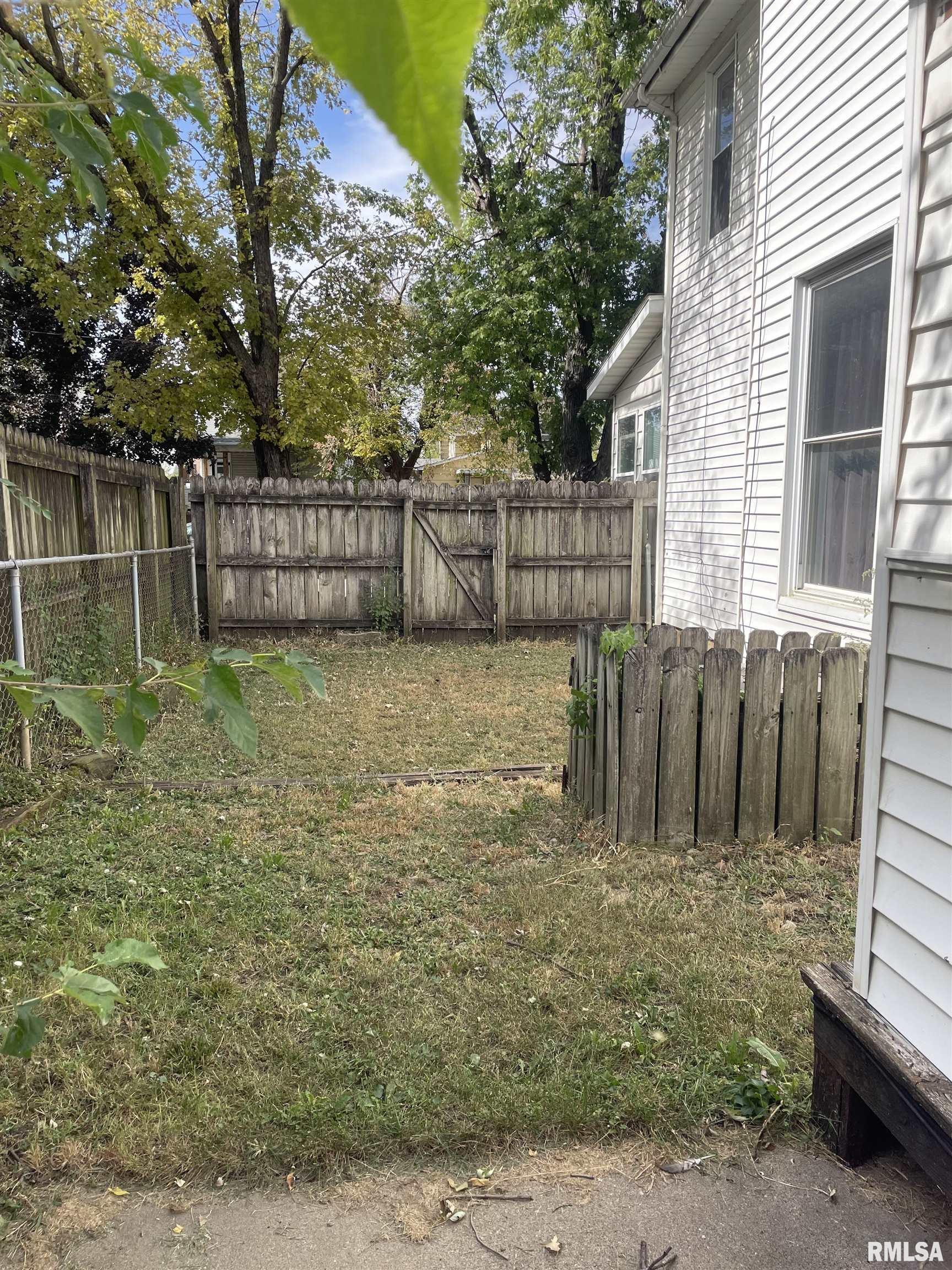 815 South 6th Street Clinton, IA 52732 - Photo 3 of 17