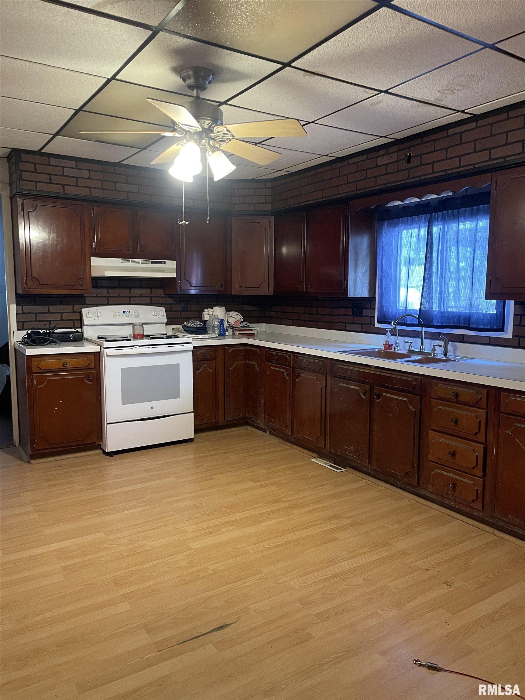 815 South 6th Street Clinton, IA 52732 - Photo 9 of 17