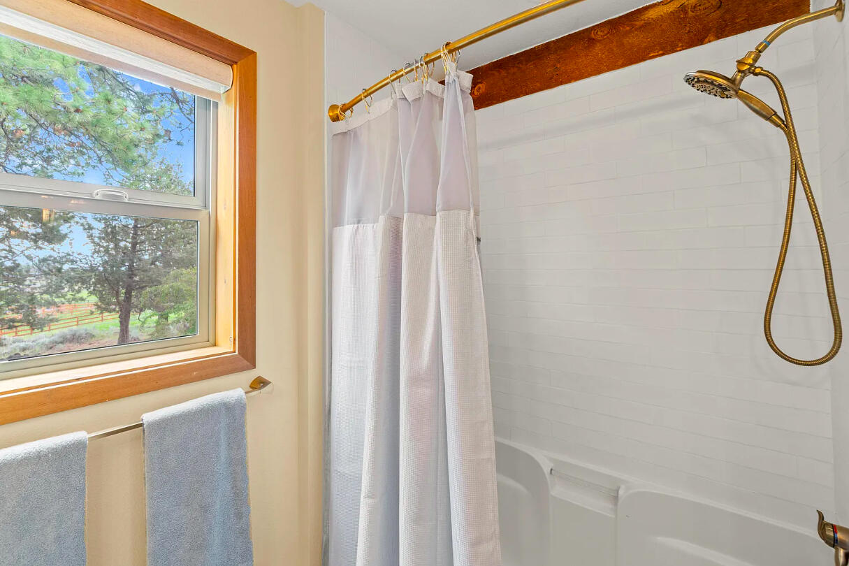 60359 Arnold Market Road Bend, OR 97702 - Photo 51 of 64 guest bathroom