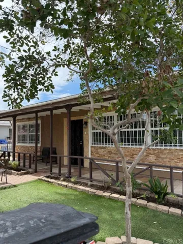 a view of front a house with a yard