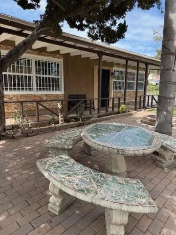 a view of a house with backyard