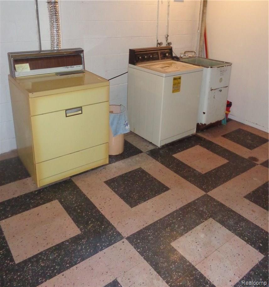 15550 Meadowbrook Road Redford, MI 48239 - Photo 27 of 36 Washer and Dryer included