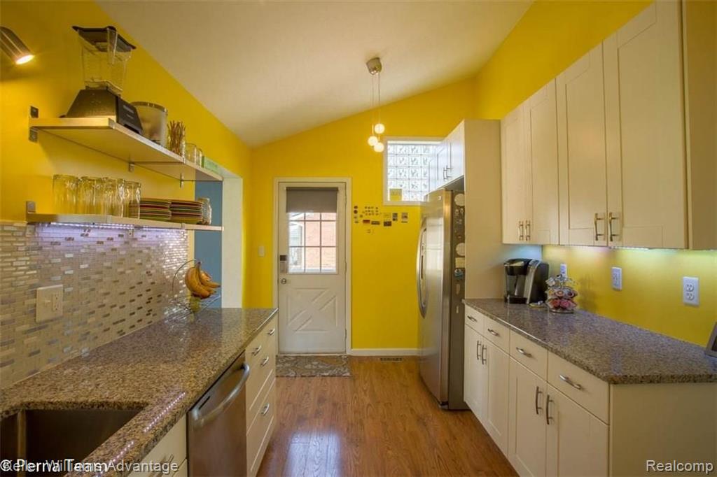 22359 Inkster Road Farmington Hills, MI 48336 - Photo 5 of 27