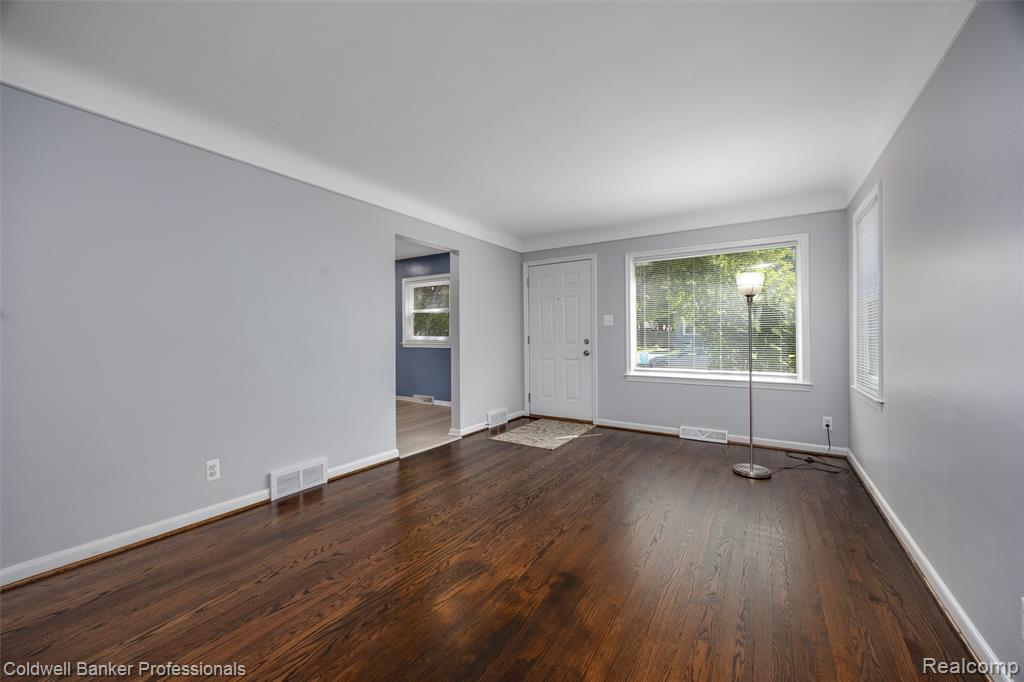 2050 Ridgemont Road Grosse Pointe Woods, MI 48236 - Photo 2 of 22