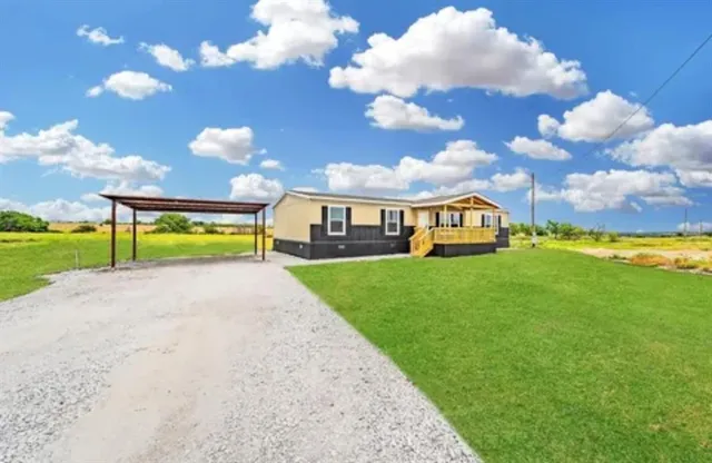 a view of an house with backyard
