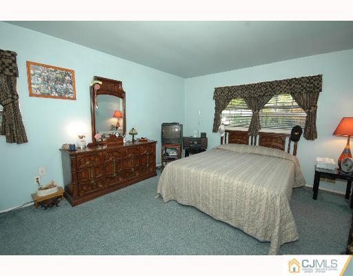 31 Peake Road Edison, NJ 08837 - Photo 4 of 8