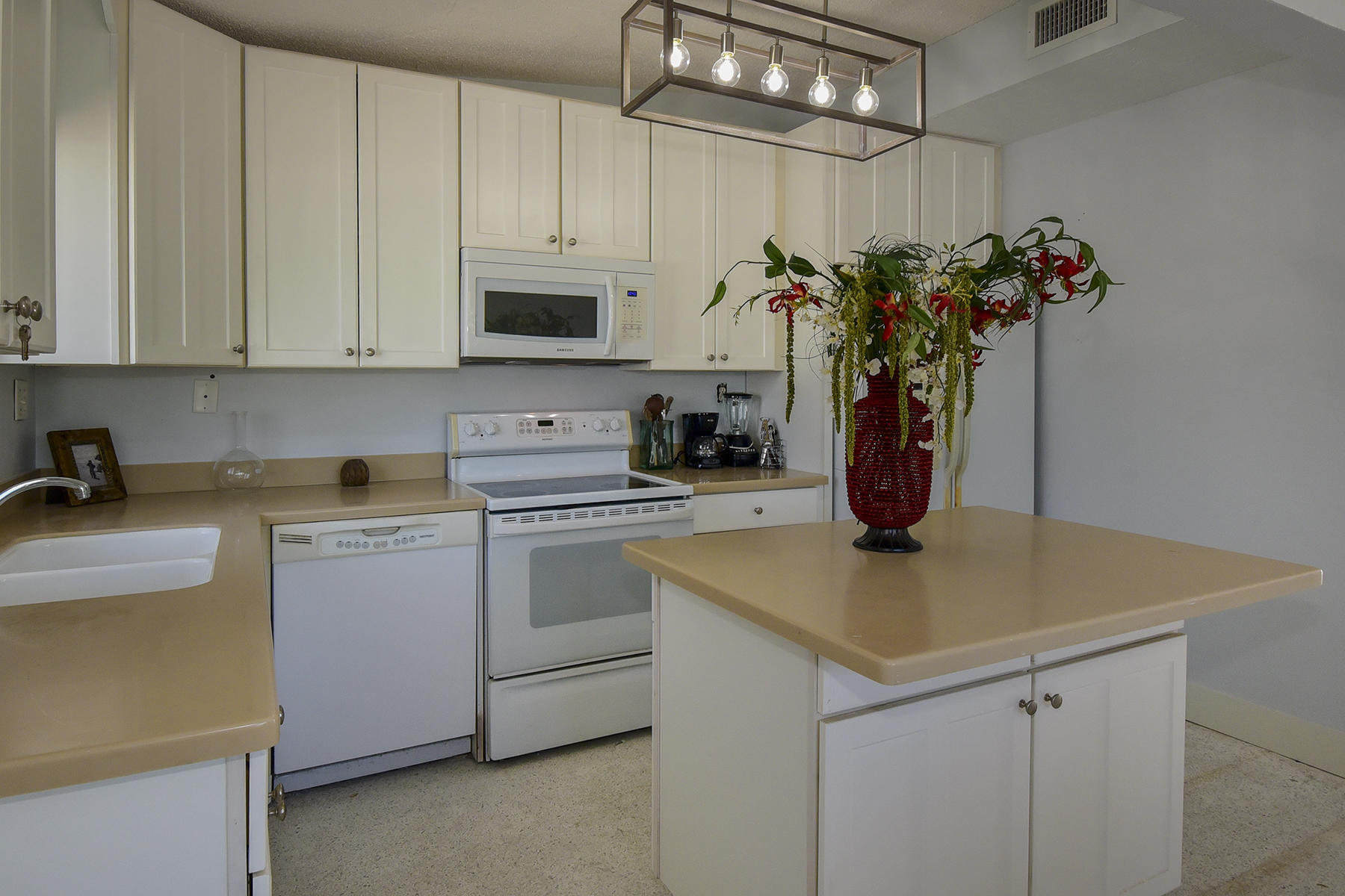 1106 Heron Road Key Largo, FL 33037 - Photo 5 of 14 Kitchen