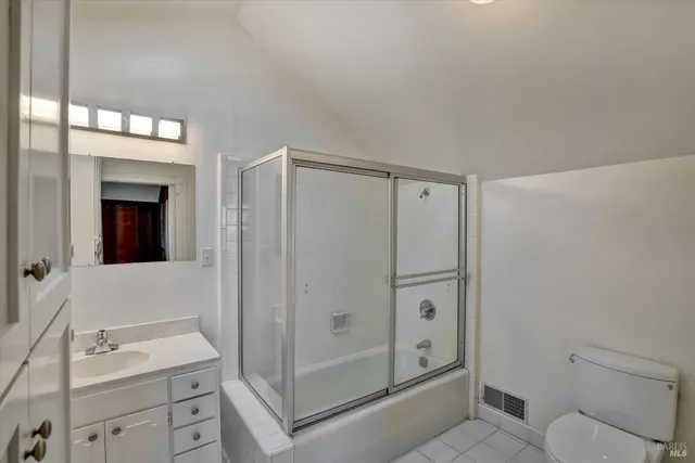 a view of entryway with a front door