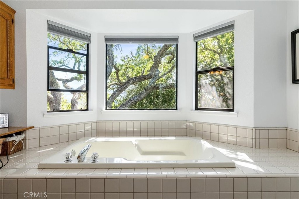 12355 Santa Ana Road Atascadero, CA 93422 - Photo 21 of 57 a bathroom with bathtub and window