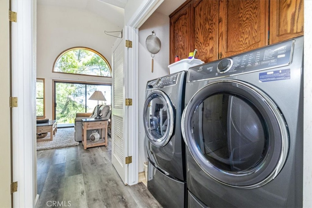 12355 Santa Ana Road Atascadero, CA 93422 - Photo 27 of 57 a view of a bedroom with washer and dryer