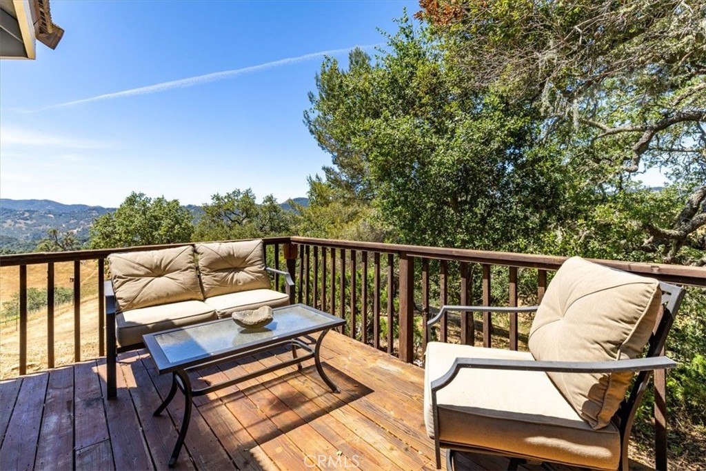 12355 Santa Ana Road Atascadero, CA 93422 - Photo 36 of 57 a balcony with wooden floor and furniture