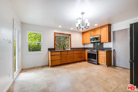 $1,099,000 | 741 North Clybourn Avenue, Burbank, CA 91505