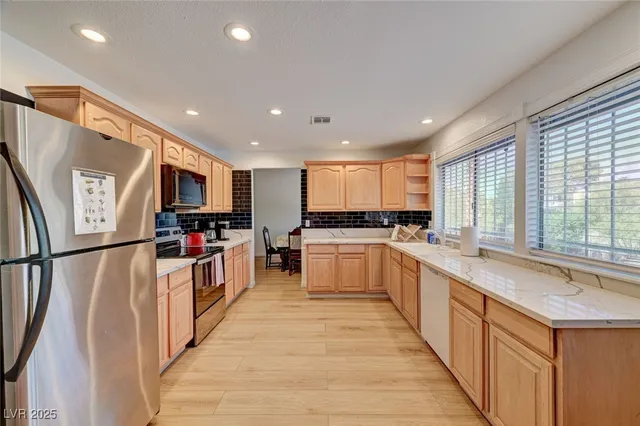 $2,400 | 3736 South Lindell Road, Las Vegas, NV 89103