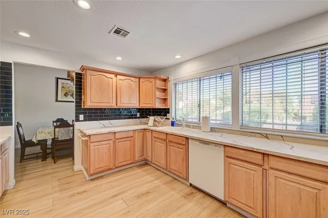 $2,400 | 3736 South Lindell Road, Las Vegas, NV 89103