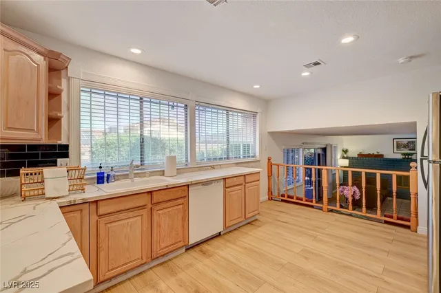 $2,400 | 3736 South Lindell Road, Las Vegas, NV 89103