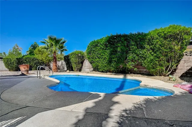 $2,400 | 3736 South Lindell Road, Las Vegas, NV 89103