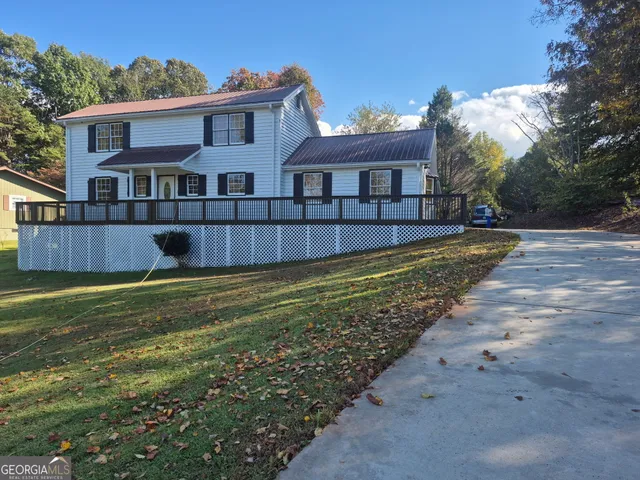 a view of a house with a yard