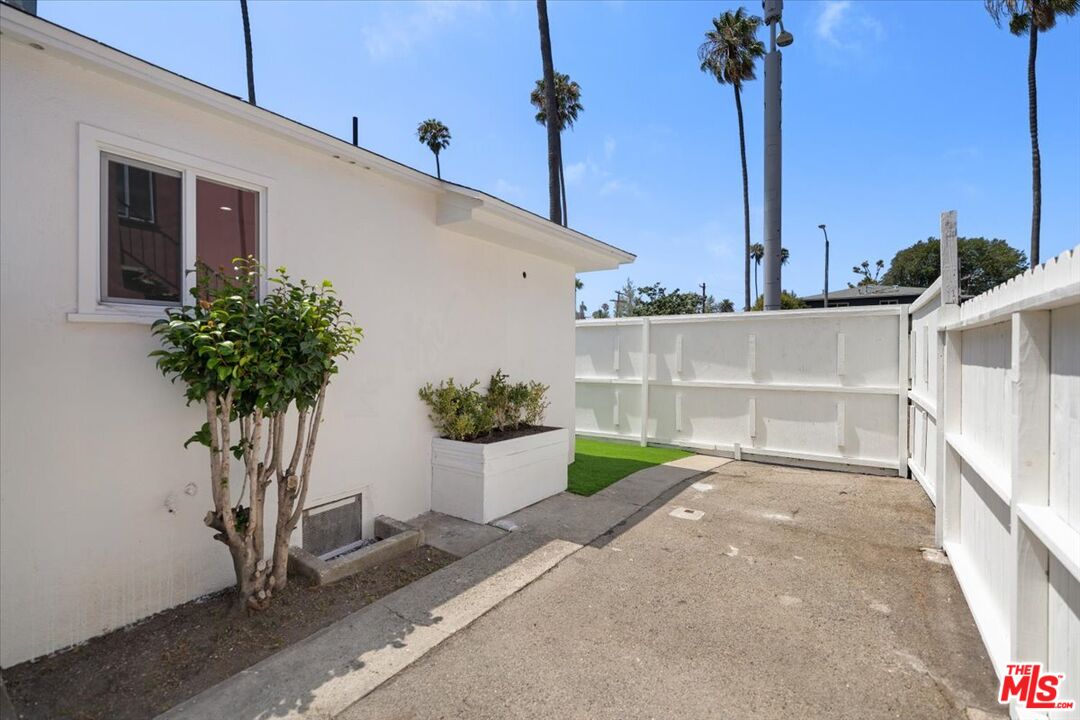 702 Washington Boulevard Marina del Rey, CA 90292 - Photo 16 of 18 a view of a potted plants next to a yard