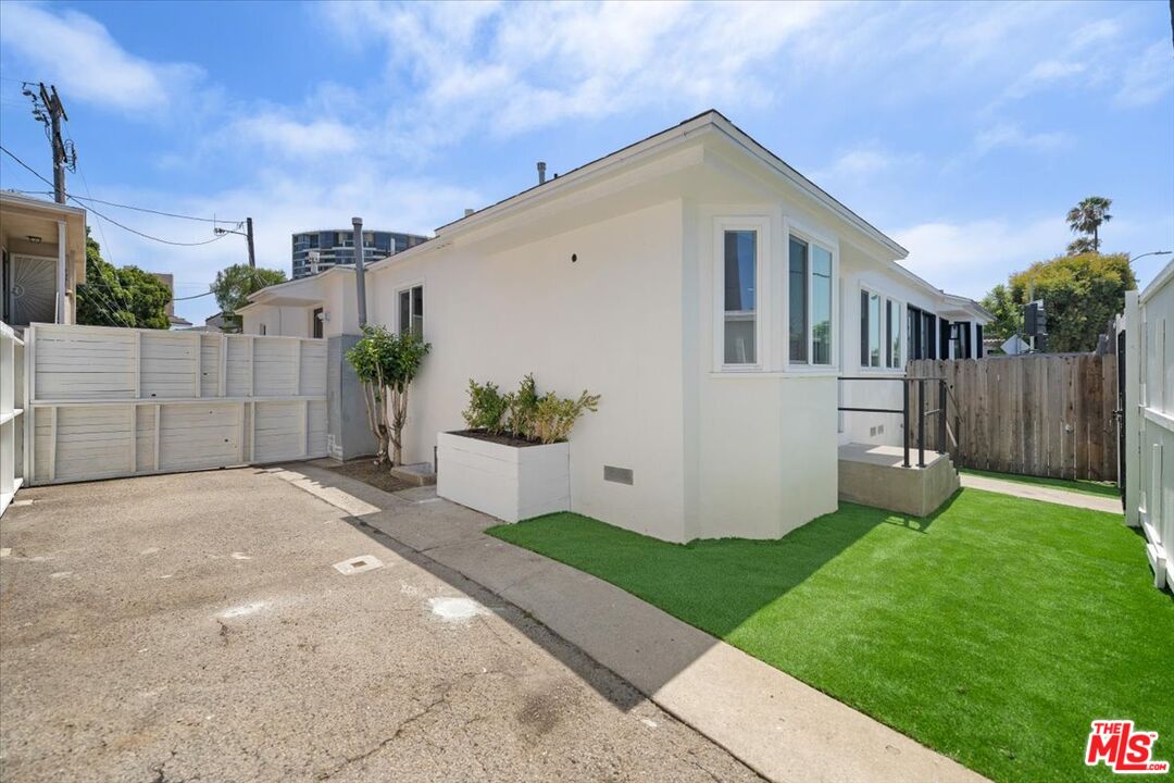 702 Washington Boulevard Marina del Rey, CA 90292 - Photo 17 of 18 a front view of a house with garden