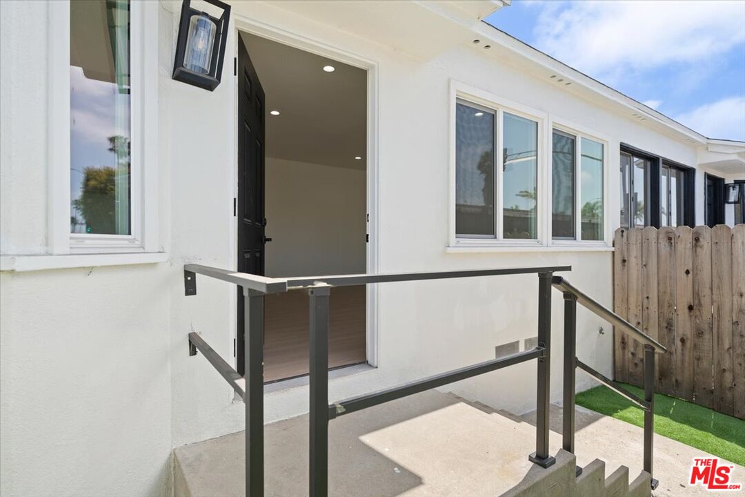 702 Washington Boulevard Marina del Rey, CA 90292 - Photo 2 of 18 a view of an entryway