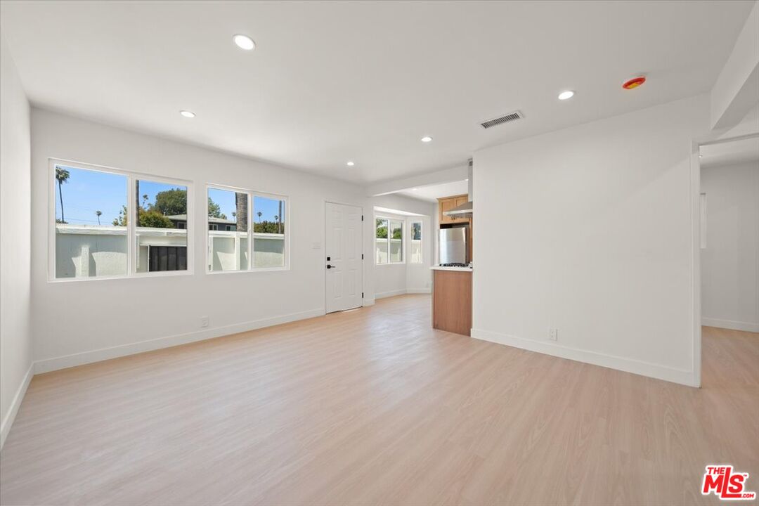 702 Washington Boulevard Marina del Rey, CA 90292 - Photo 4 of 18 a view of an empty room with a window