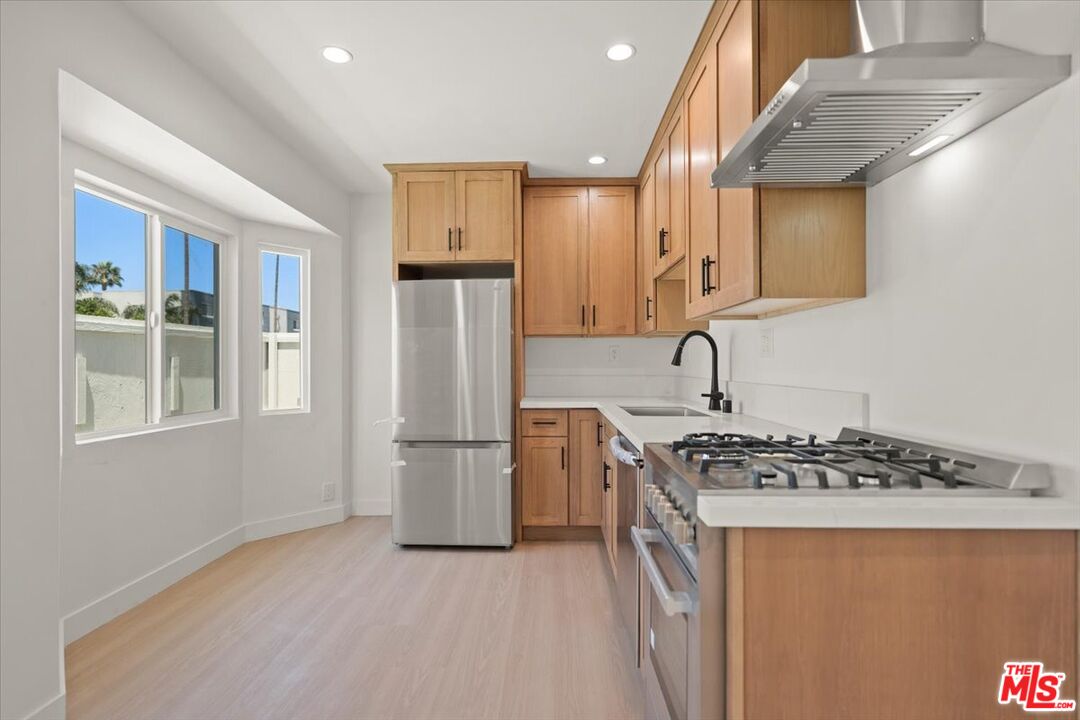 702 Washington Boulevard Marina del Rey, CA 90292 - Photo 6 of 18 a kitchen that has a stove a refrigerator and a sink