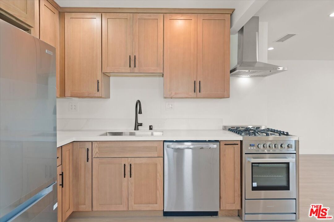 702 Washington Boulevard Marina del Rey, CA 90292 - Photo 8 of 18 a kitchen with cabinets appliances and a window