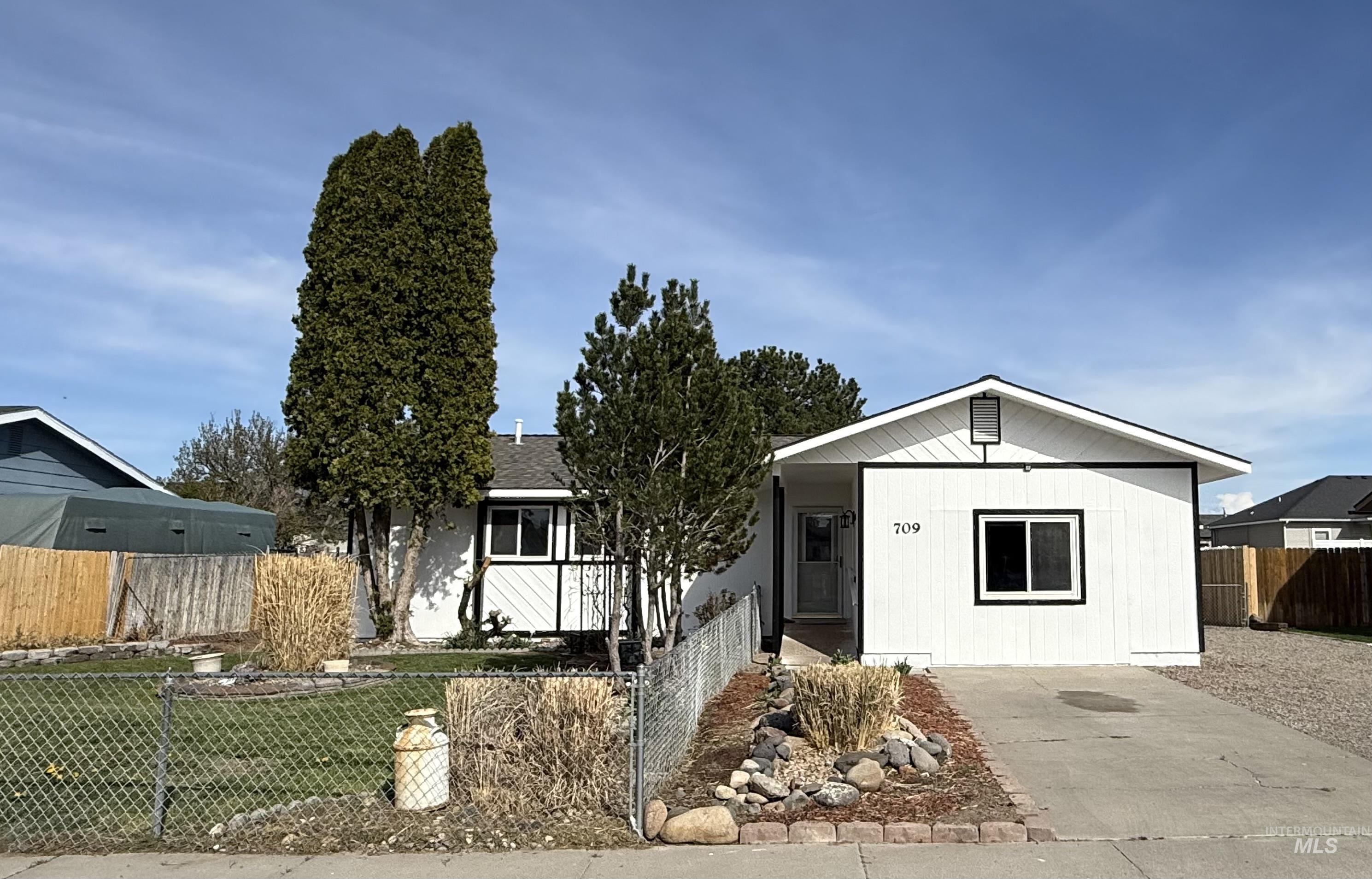 709 Locust Street Kimberly, ID 83341 - Photo 1 of 13 View of front facade featuring a fenced front yard