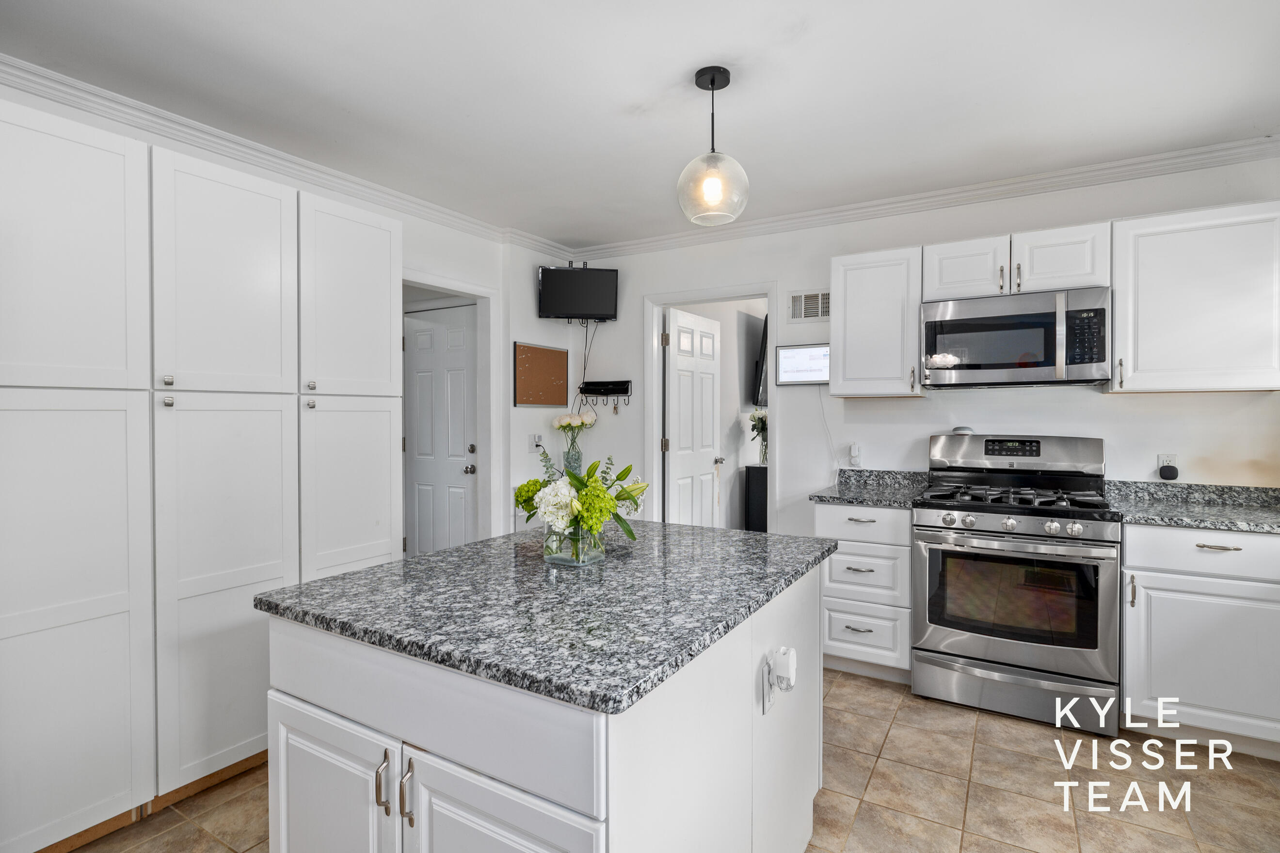 3030 Cascade Road Southeast Grand Rapids, MI 49506 - Photo 9 of 53 Kitchen