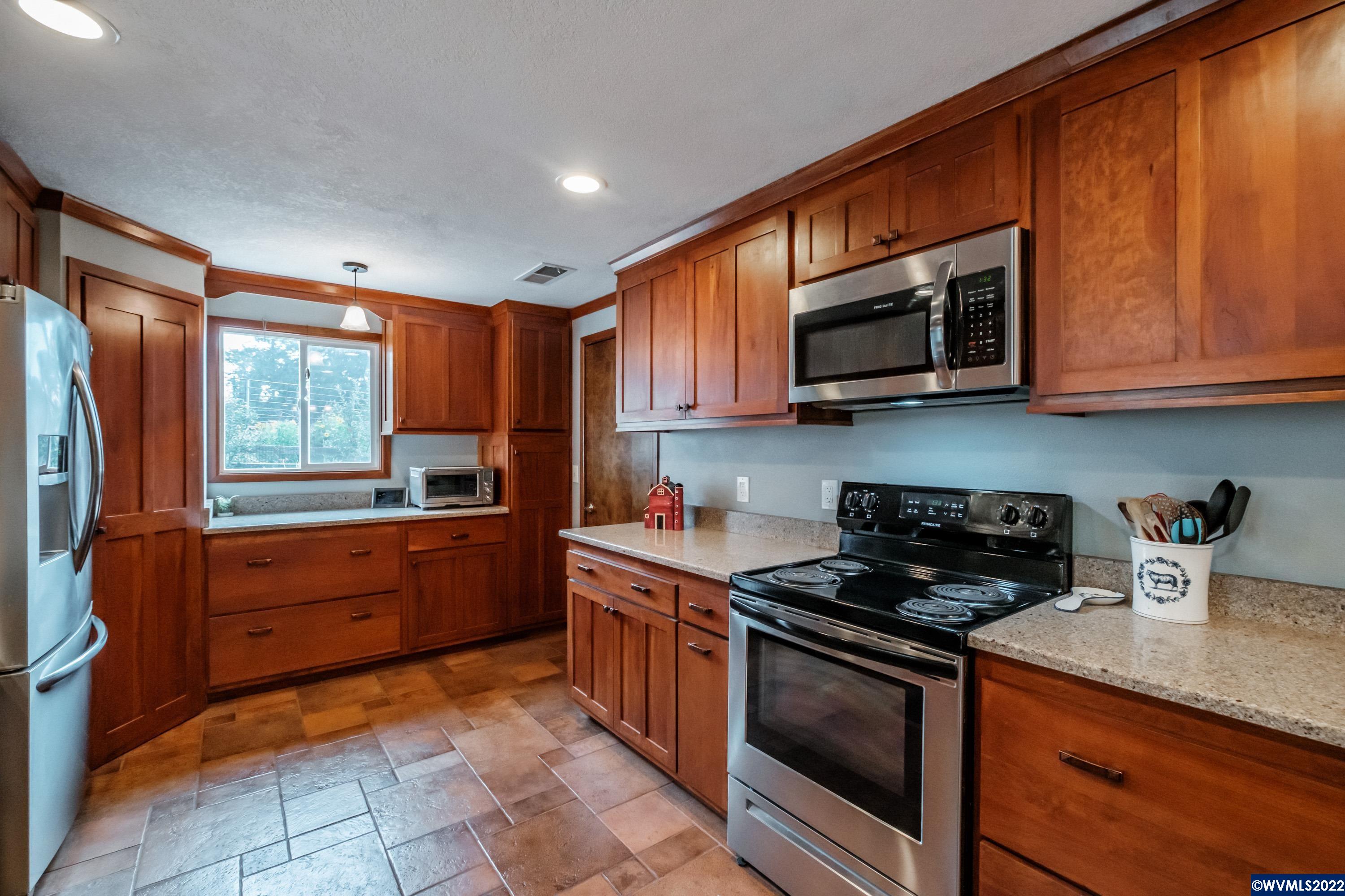 33825 Bond Road Lebanon, OR 97355 - Photo 11 of 39