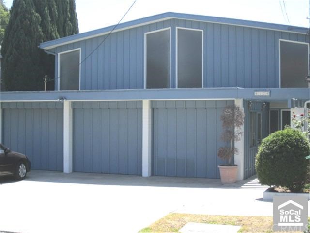 Look 3 garages + 3 parking  spaces in front