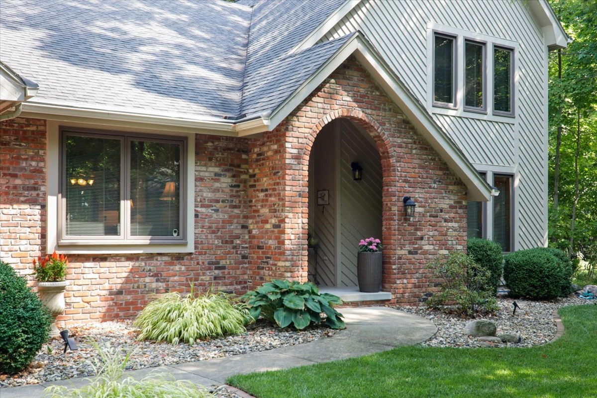 21 Bent Tree Lane Towanda, IL 61776 - Photo 4 of 49 a front view of a house with garden