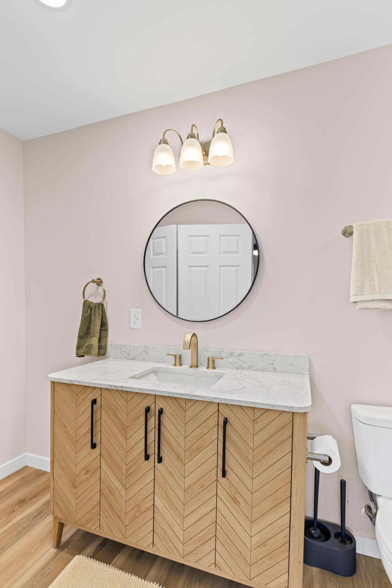 5760 Pilgrim Avenue Hanahan, SC 29410 - Photo 28 of 34 Guest bathroom